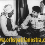 Comores 78 - Le Colonel avec un Moilimou, un vieux sage Comores 78 - Le Colonel avec un Moilimou, un vieux sage