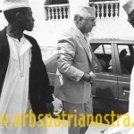 Comores 78 - Le Colonel se rend a la grande mosquee de Moroni Comores 78 - Le Colonel se rend a la grande mosquee de Moroni