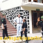 Comores 78 - aux pieds de l'EM de la GP avec le Commandant (gauche) , et le B4 (droite) Comores 78 - aux pieds de l'EM de la GP avec le Commandant (gauche) , et le B4 (droite)