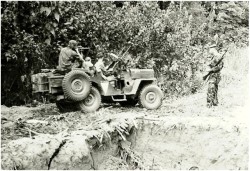 Photo 14 - Jeep contournant un trou d'éléphant