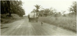 Photo 31 - Départ des sœurs en bétaillère  pour rejoindre le terrain d'aviation de Buta