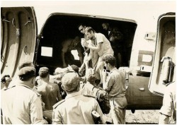 Photo 33 - Transfert de blessés à l'aéroport de Buta en direction de Stanleyville.