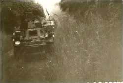 Photo 37 - Progression sur la route en revenant de Bumba. La ferret est devant la colonne