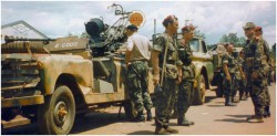 Photo 9 - Le Lt Colonel Lamouline à droite devant un canon Oerlikon